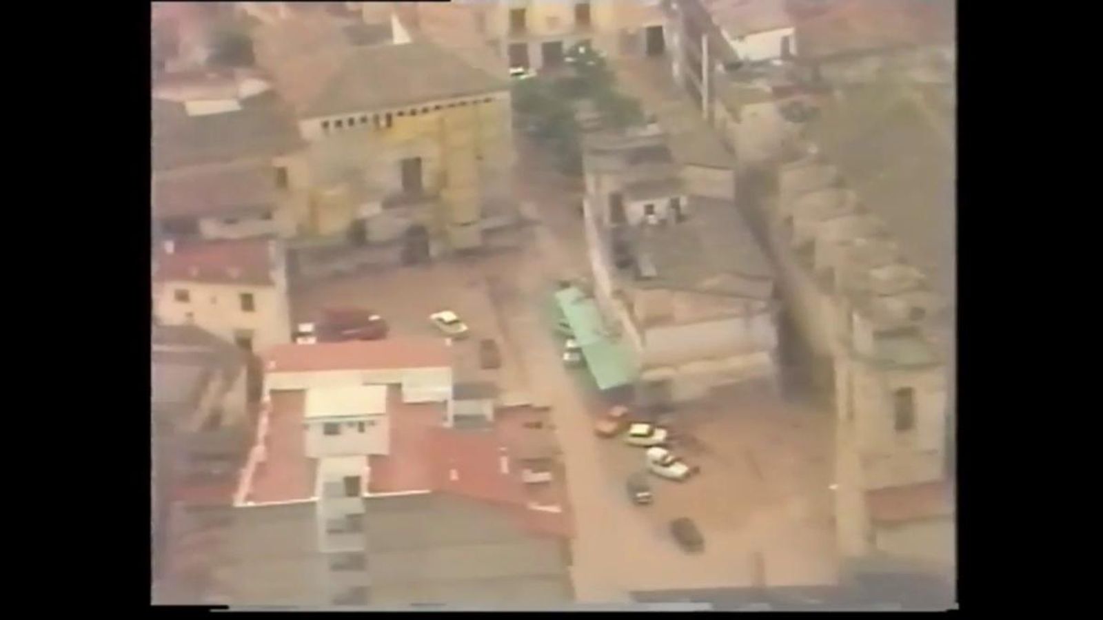 Imatge aèria d'un dels municipis de la Ribera, que va quedar negat per les aigües del Xúquer l'octubre de 1982