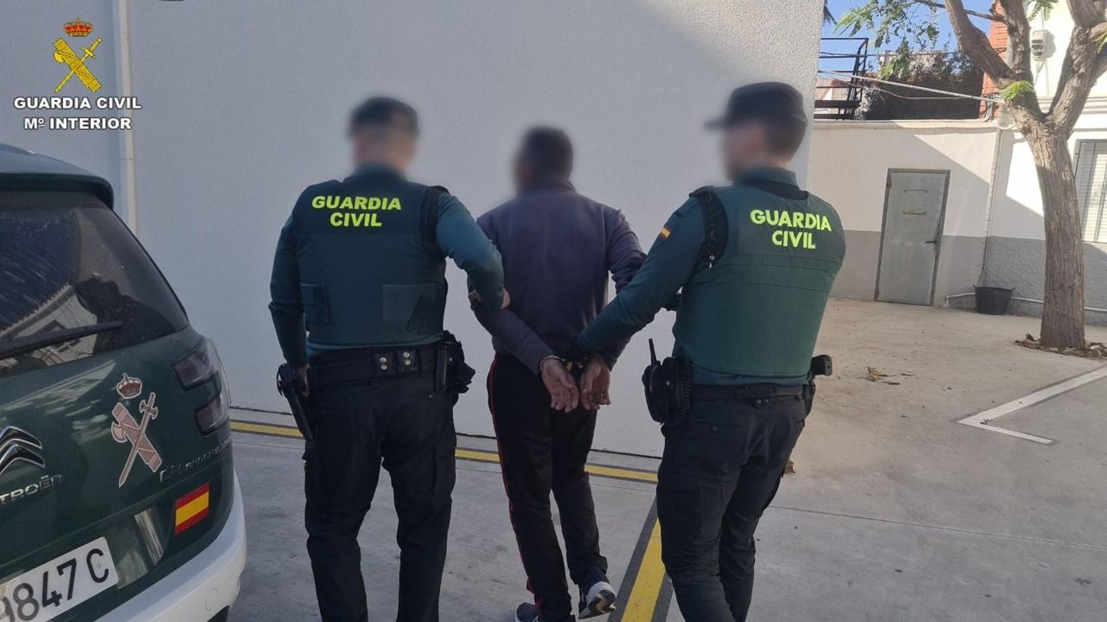Agents de la Guàrdia Civil custodien el detingut