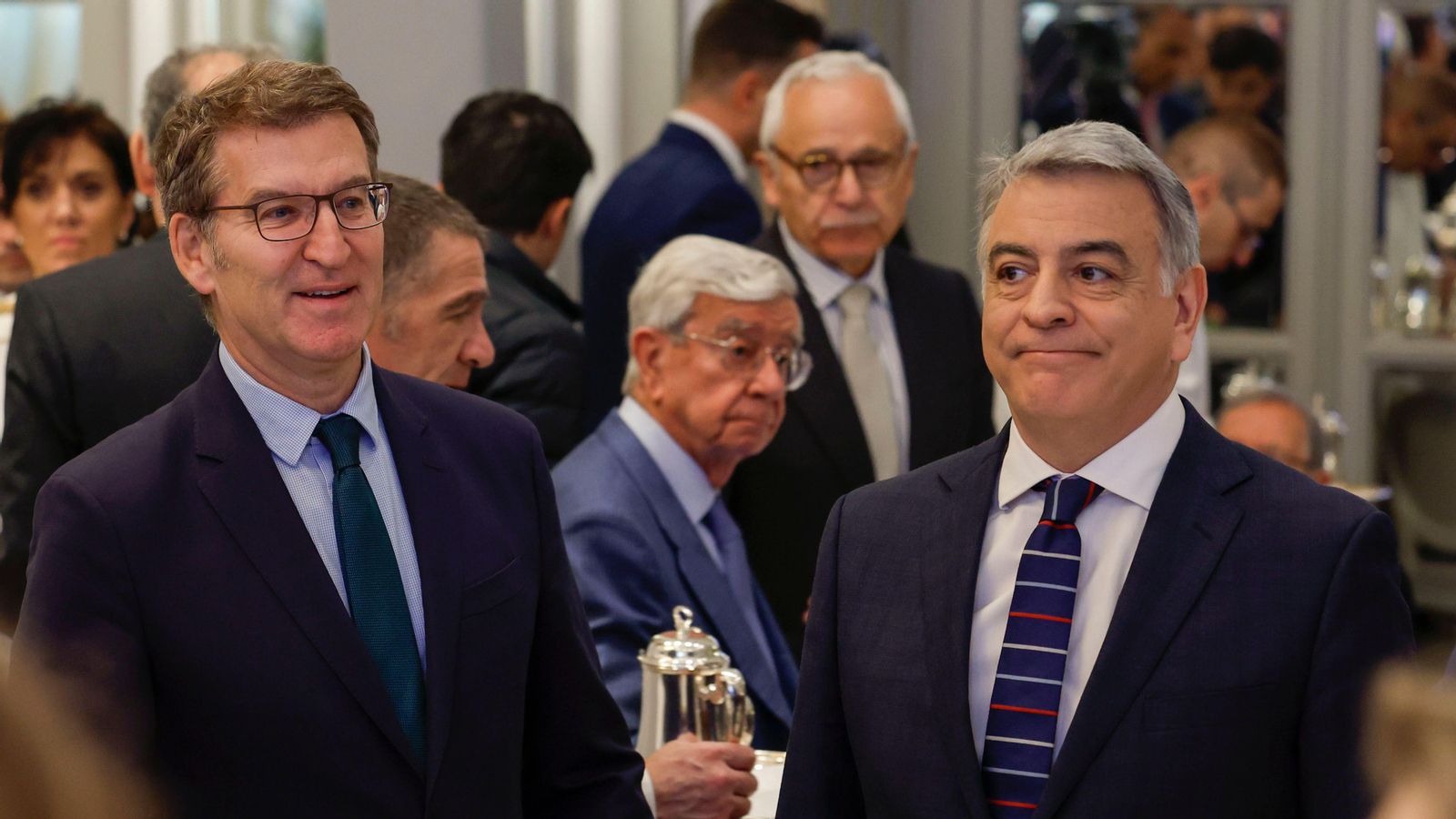 El líder del PP, Alberto Núñez Feijóo conversa amb el president del PP del País Basc, Javier d'Andrés Guerra, durant el desdejuni informatiu del Fòrum Europa