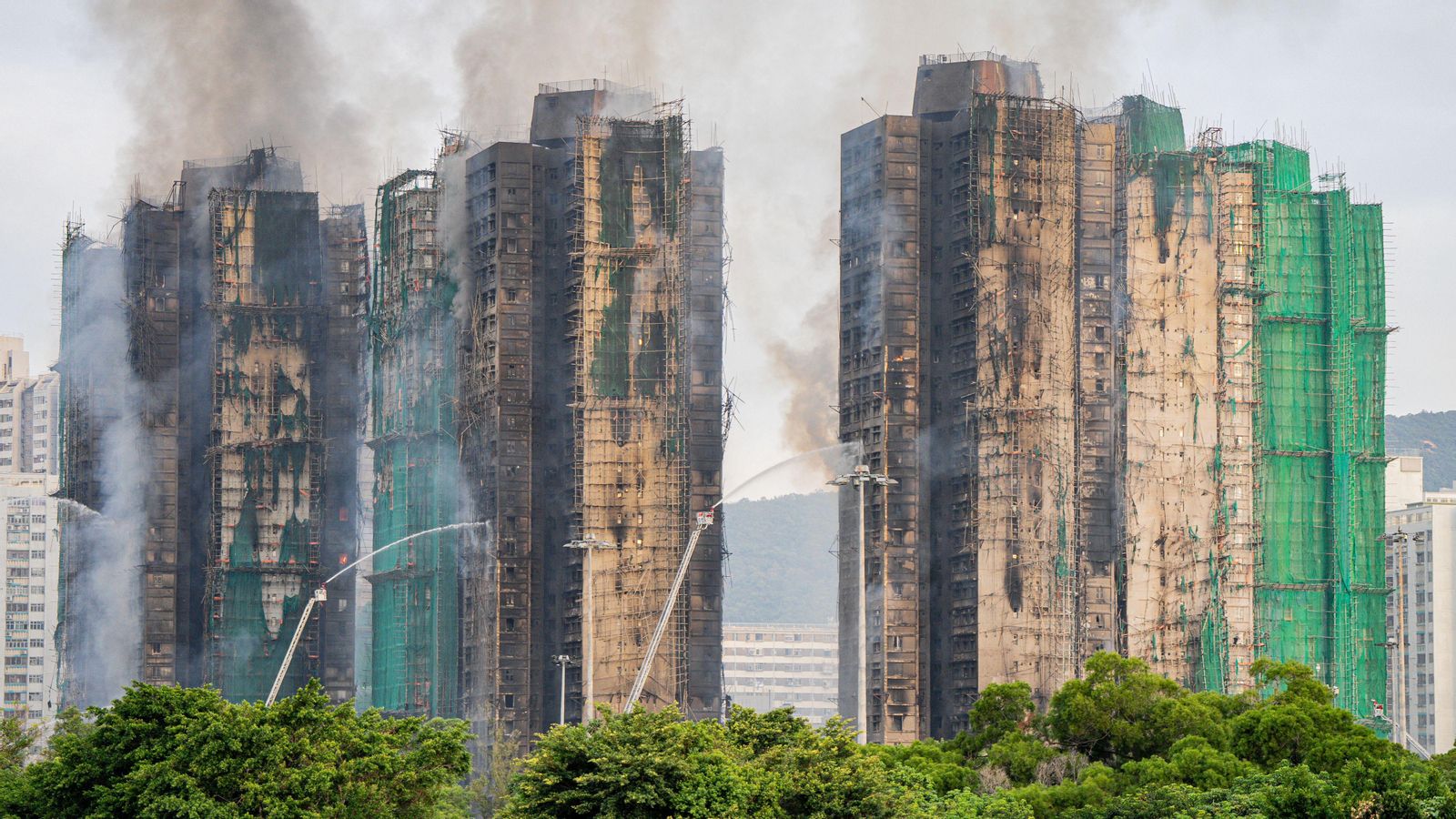 Les columnes de fum romanen encara en el complex residencial de Hong Kong