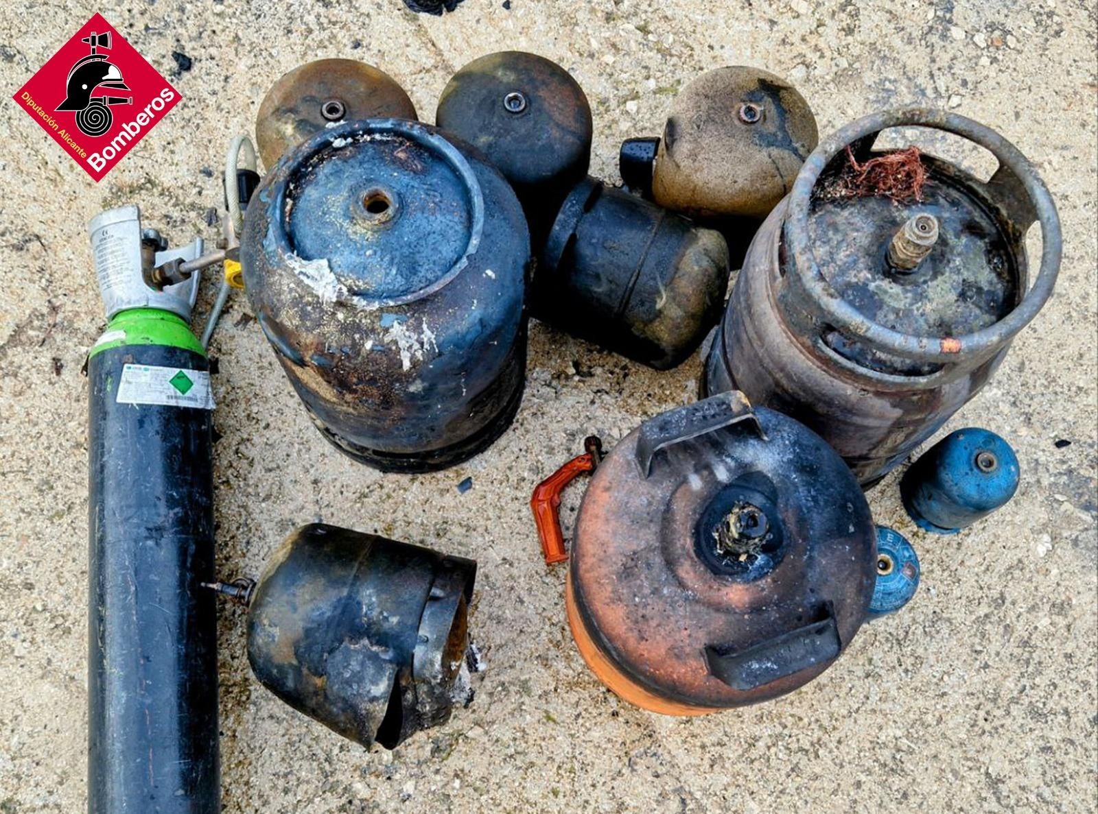 Botelles amb gasos que es trobaven al taller