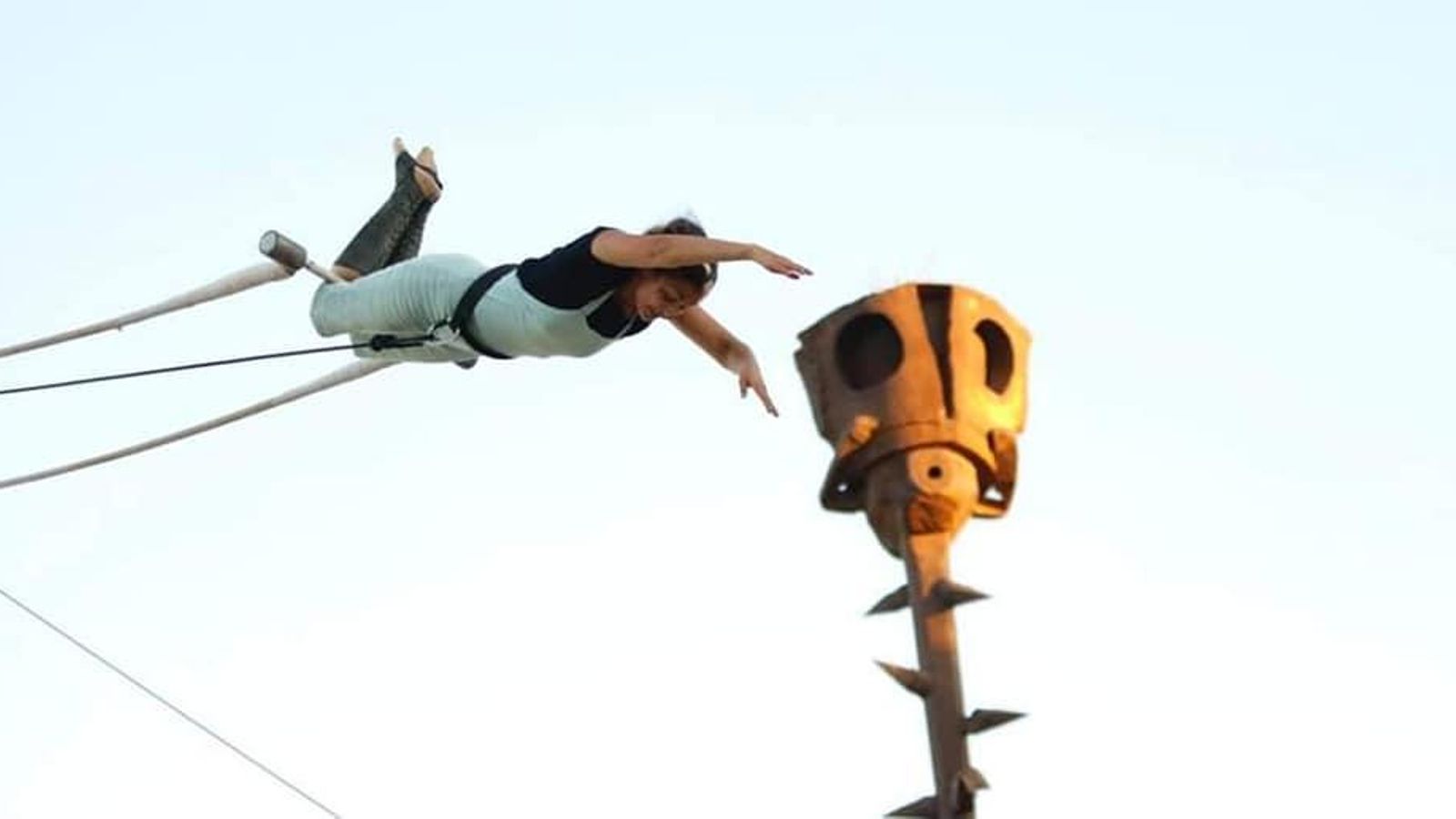 Dues equilibristes realitzen una actuació durant l'última edició del circ