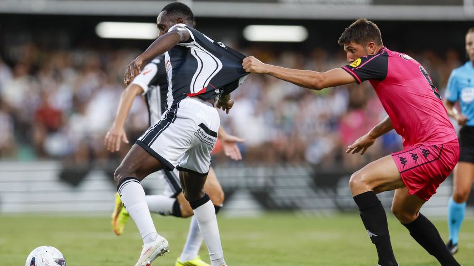 Edgar ha sigut amonestat per esta agarrada a Ousmane Camara