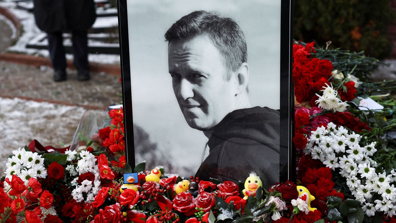 La tomba de l'opositor rus Alexei Navalni s'ompli de flors per a conmmemorar el primer aniversari de la seua mort