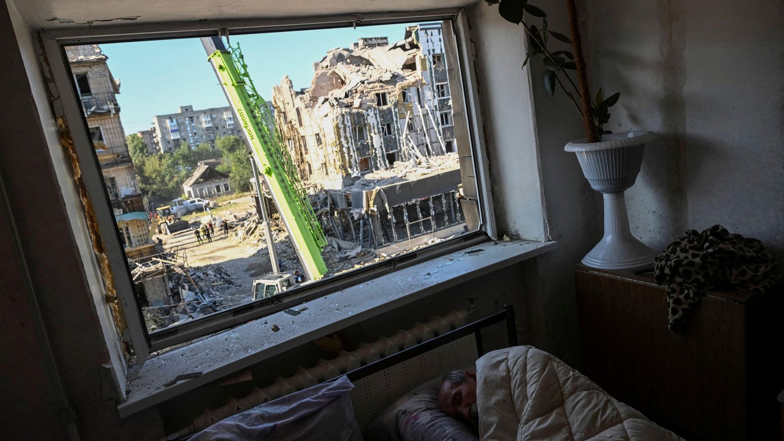 Un veí de Pokrovsk dorm al seu pis, on el bombardeig de dilluns a la nit ha desfet el cristalls i edificis sencers Un veí de Pokrovsk dorm al seu pis, on el bombardeig ha desfet el cristalls i edificis sencers