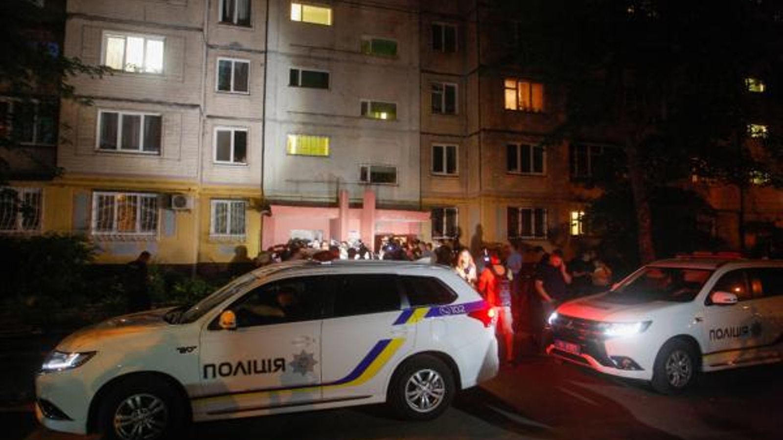 Imatge dels cotxes de la policia davant de la casa del periodista