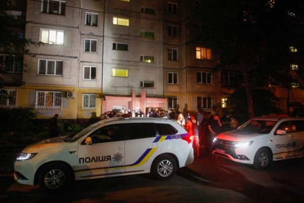 Imatge dels cotxes de la policia davant de la casa del periodista