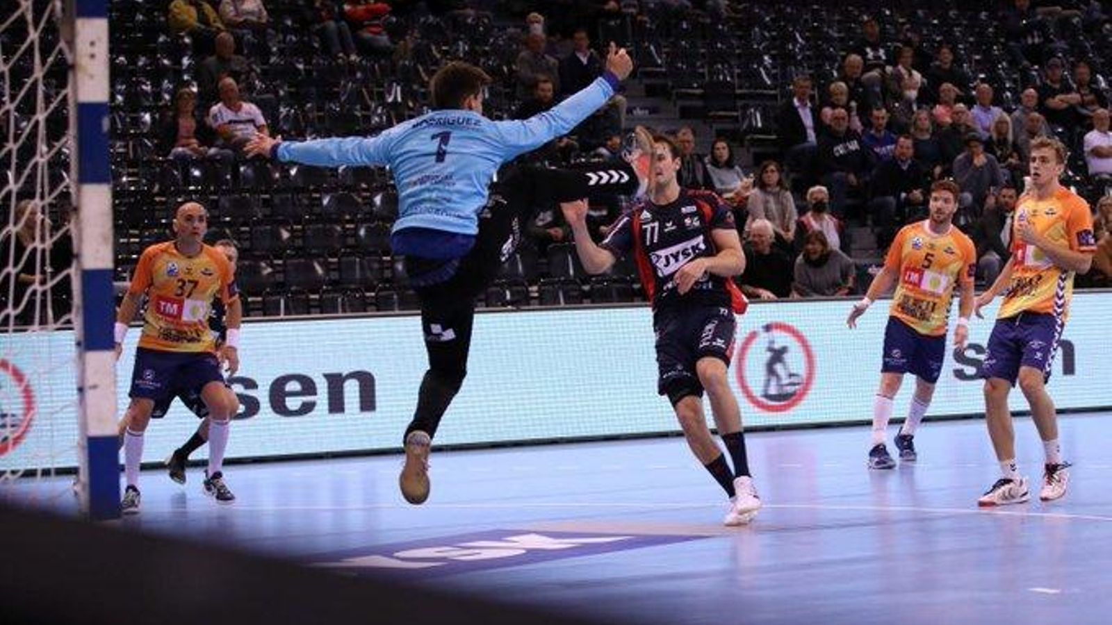 Roberto Rodríguez ha sigut clau per mantindre el somni de la victòria en Flensburg Roberto Rodríguez ha sigut clau per mantindre el somni de la victòria en Flensburg