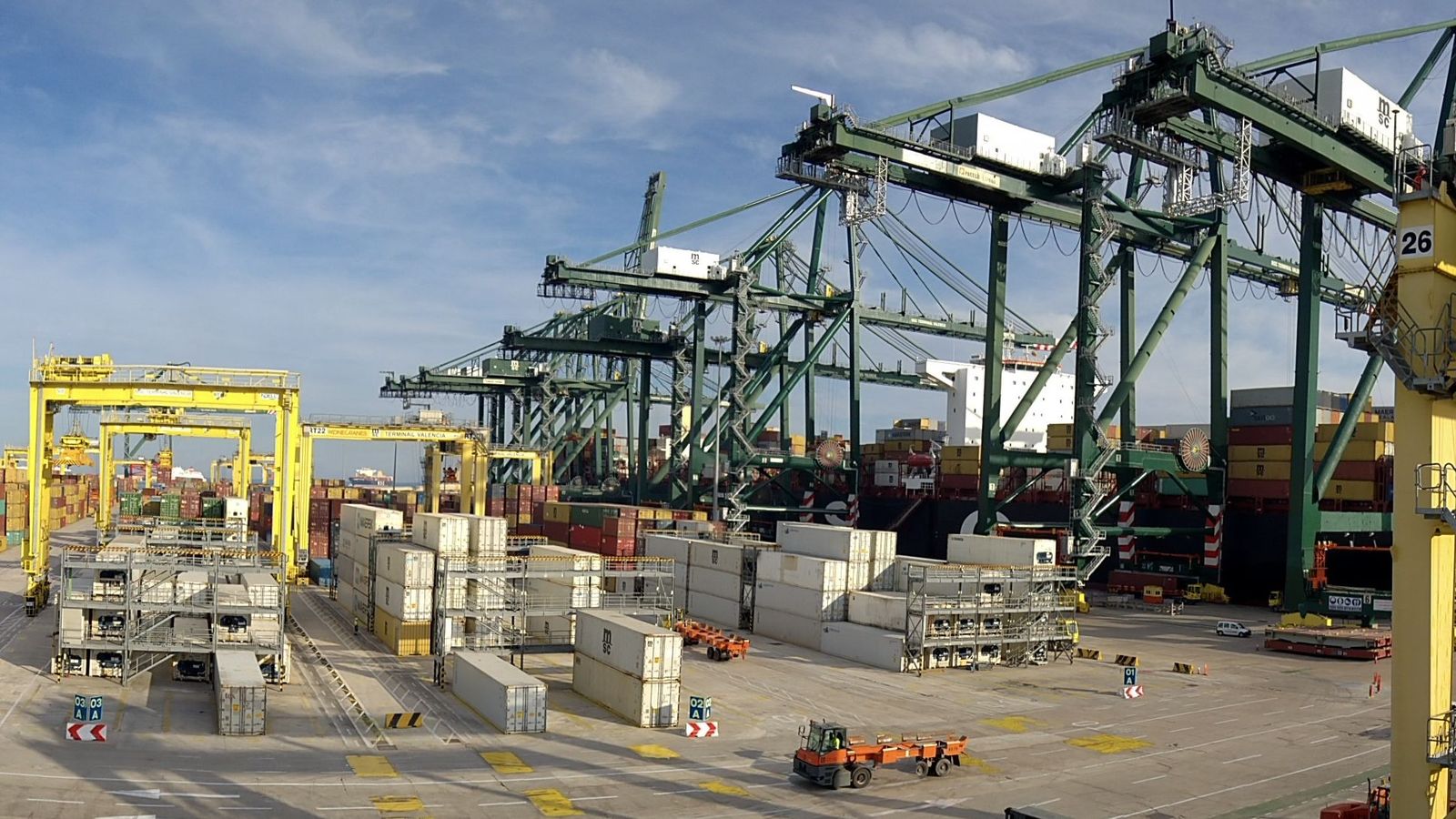 Grues treballant al port de València