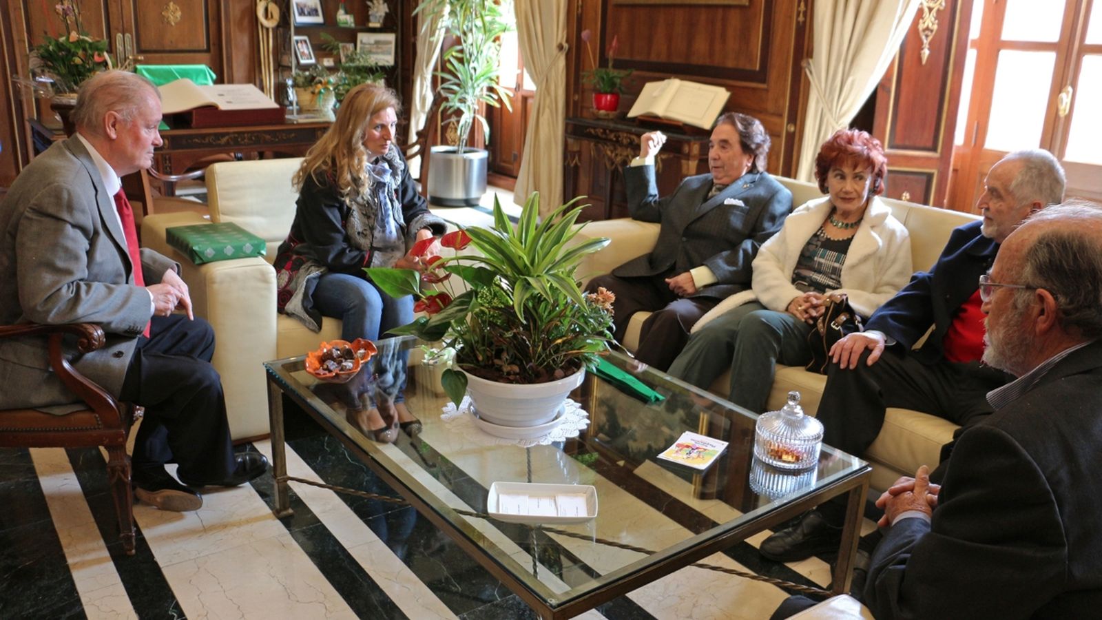 L’alcaldessa de Castelló, Amparo Marco, rep el director d’orquestra Enrique García Asensio, guanyador premi a l’excel·lència musical