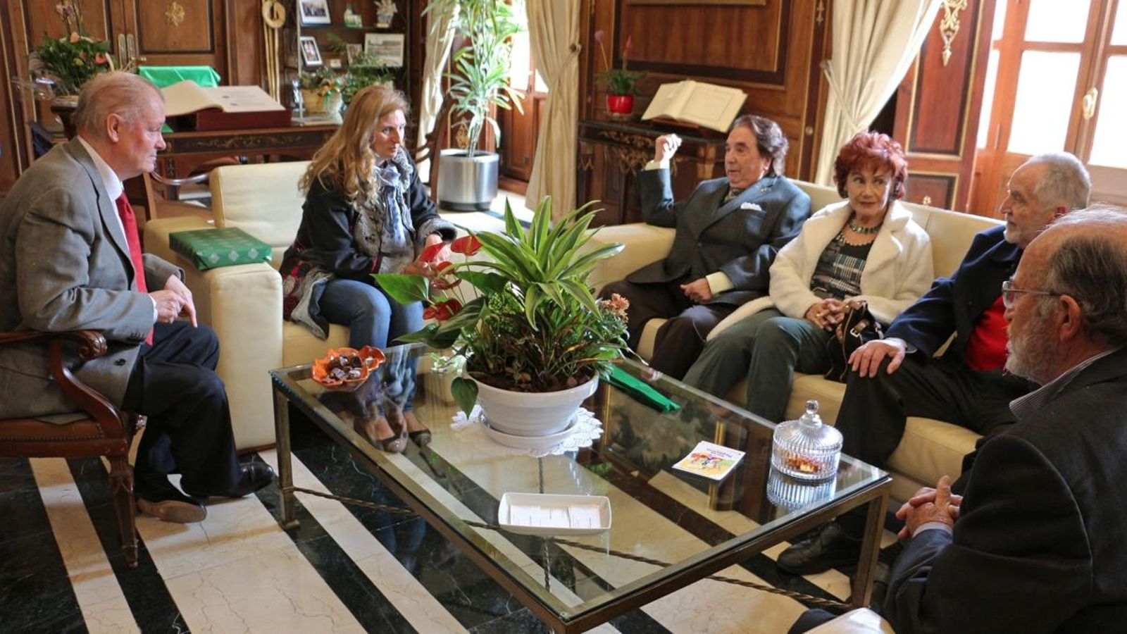 L’alcaldessa de Castelló, Amparo Marco, rep el director d’orquestra Enrique García Asensio, guanyador premi a l’excel·lència musical