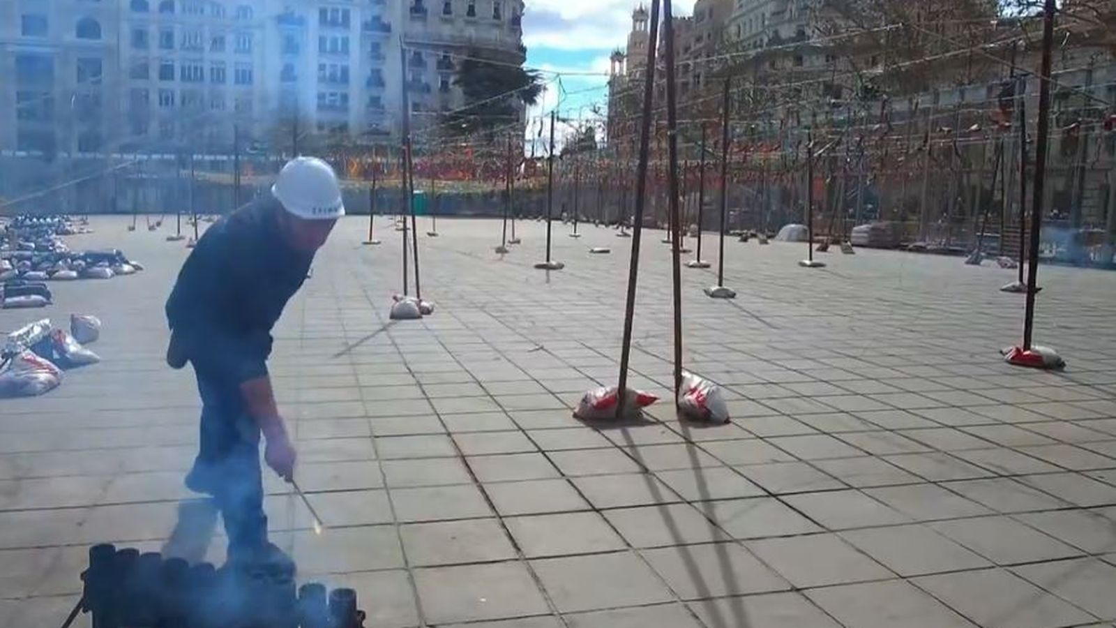 Imatge d'arxiu dels moments previs d'una mascletà a la plaça de l'Ajuntament de València