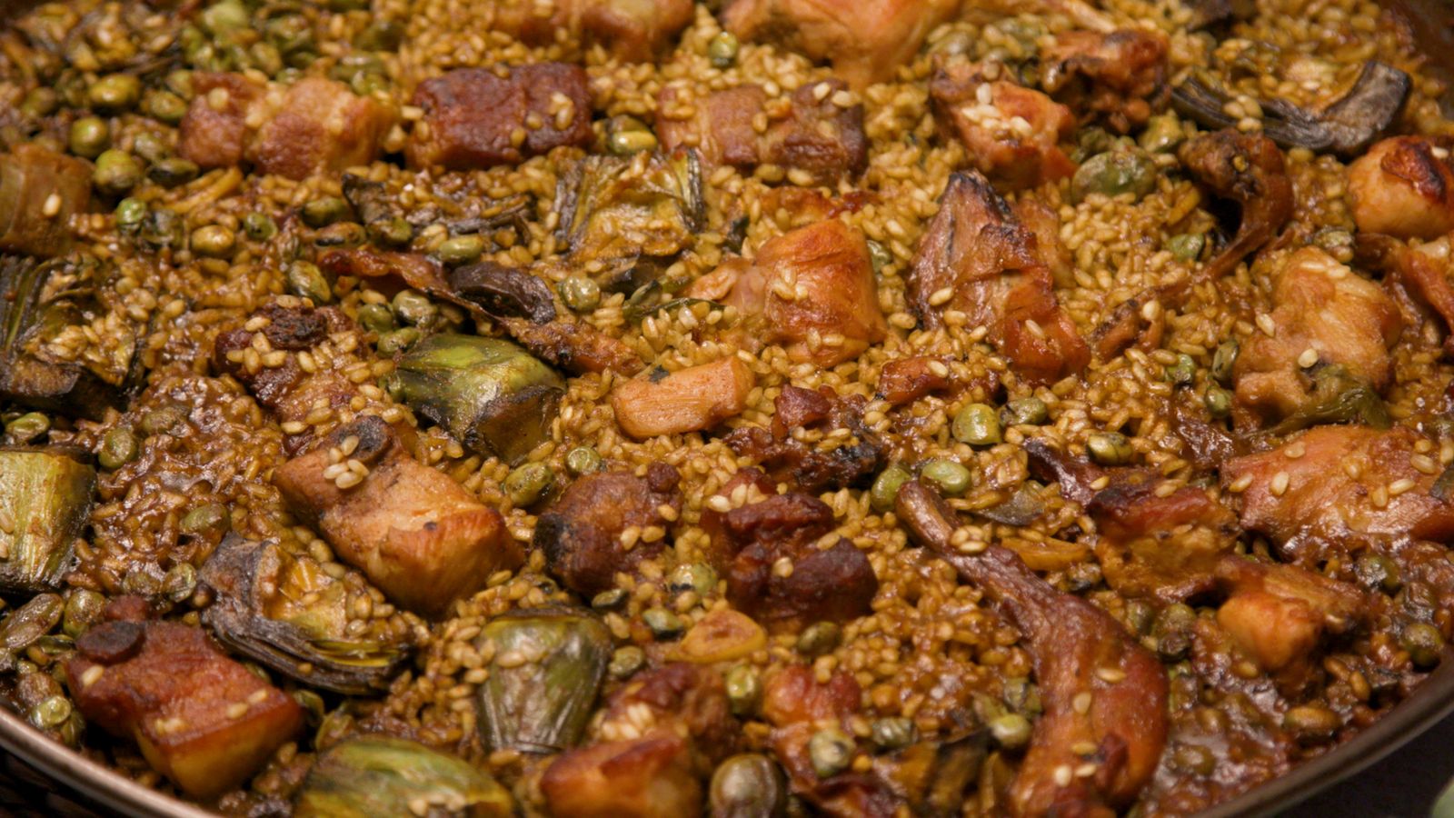 Paella de faves, carxofes i conill