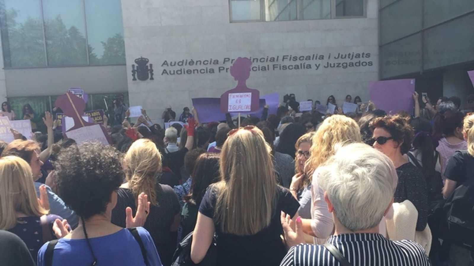 Centenars de persones s'han concentrat aquest migdia a la Ciutat de la Justícia de València per a mostrar el rebuig a la decisió judicial
