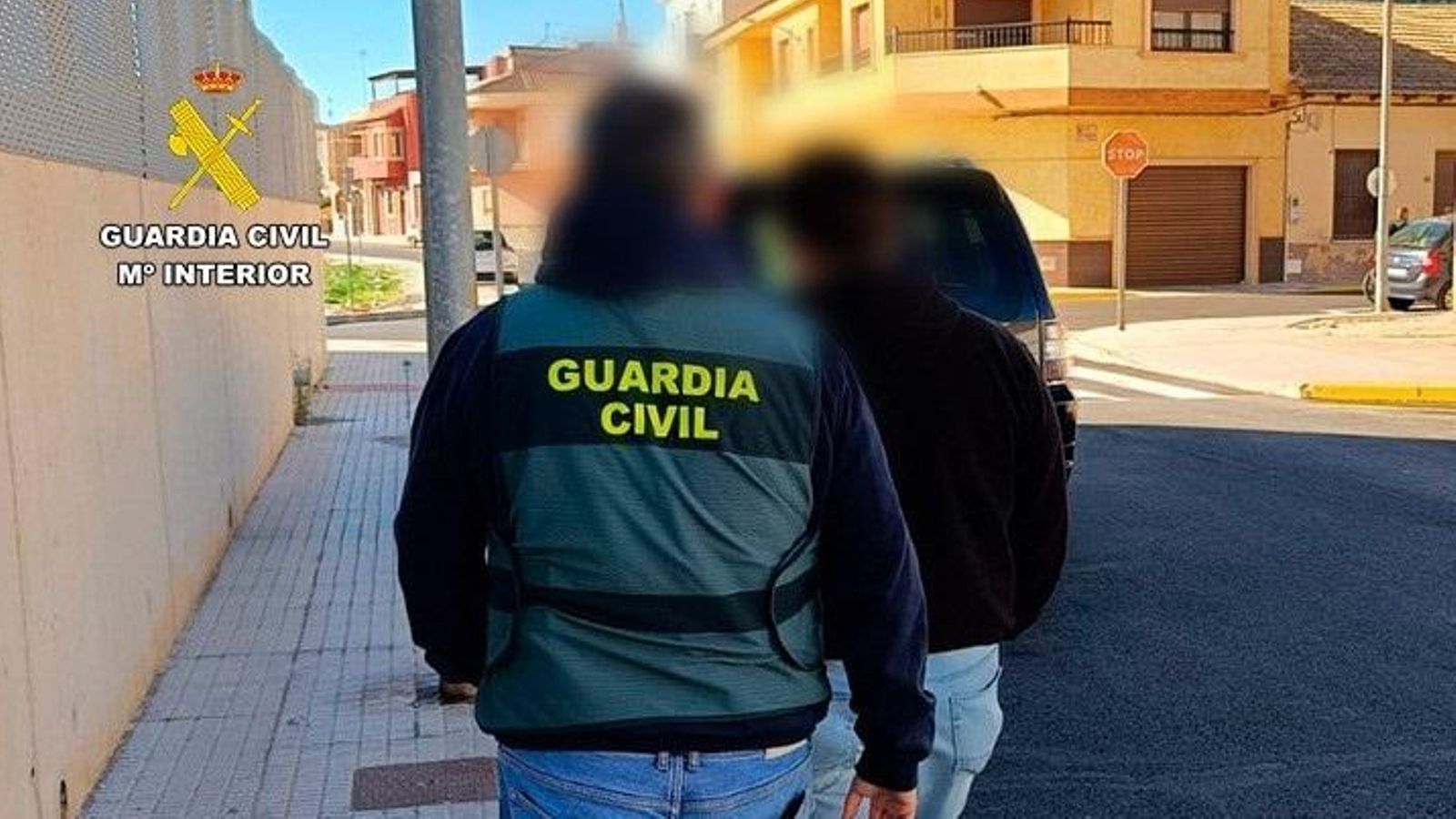 Un dels detinguts, custodiat per un agent de la Guàrdia Civil