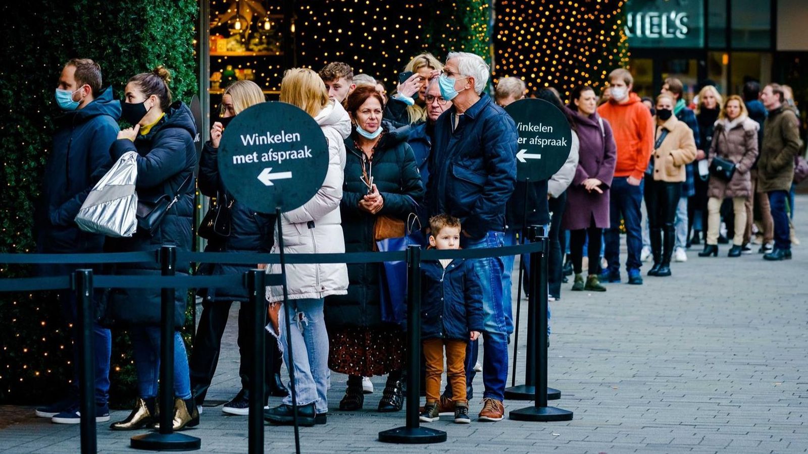 Persones fent cua a les portes d'un centre comercial de Rotterdam (Països Baixos)