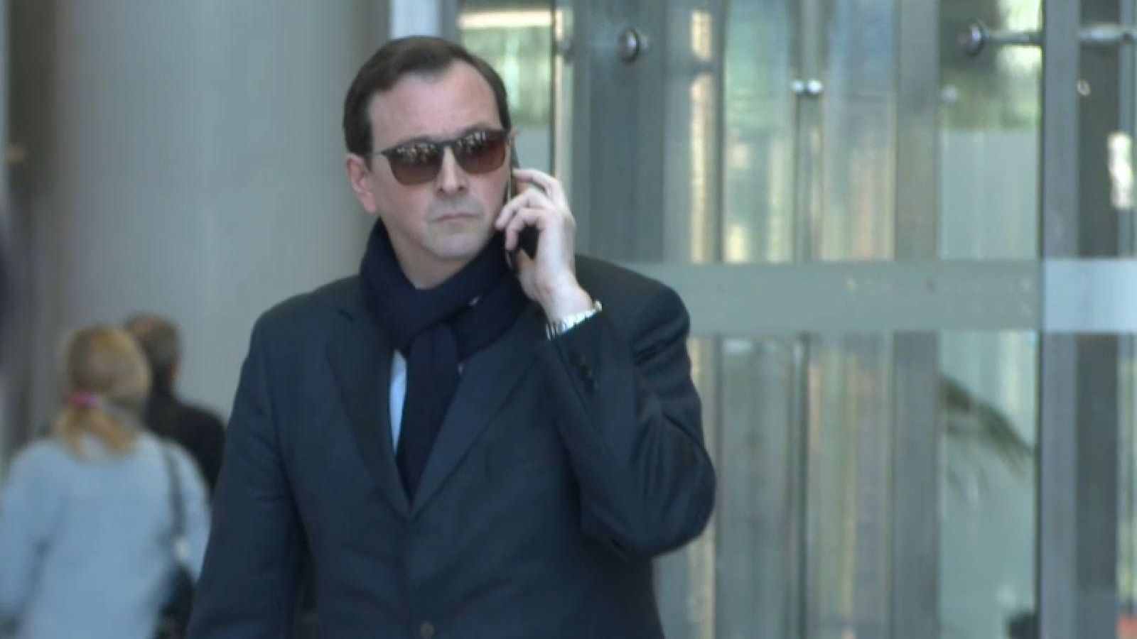 Jesús Gordillo parla per telèfon a l'eixida de la Ciutat de la Justícia aquest dimecres