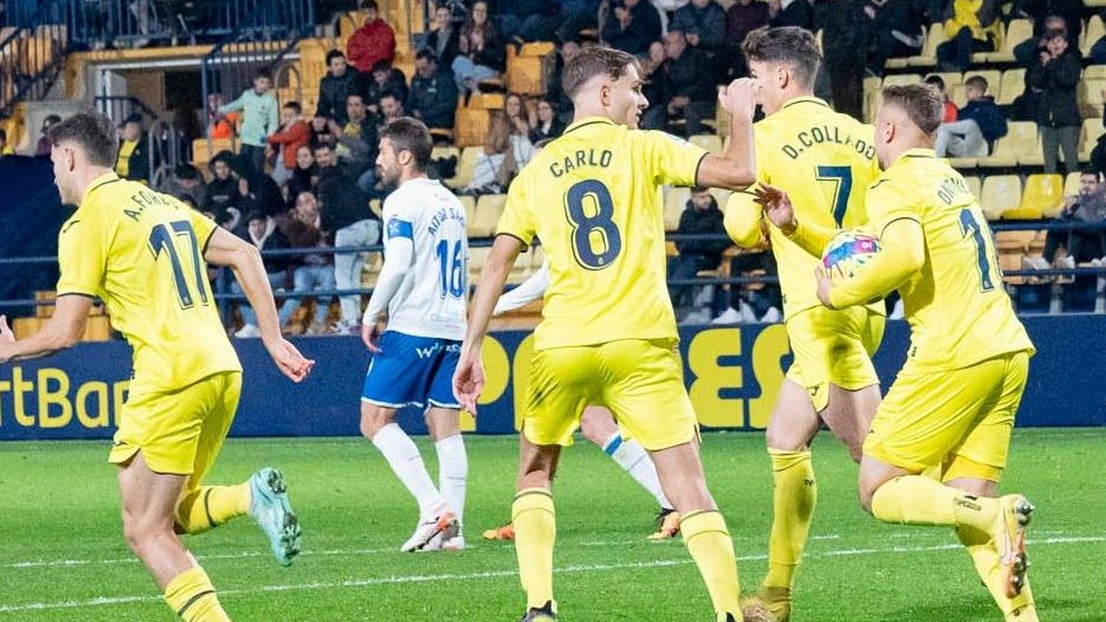 Els jugadors del Vila-real B celebren el gol que retallava distàncies en el marcador