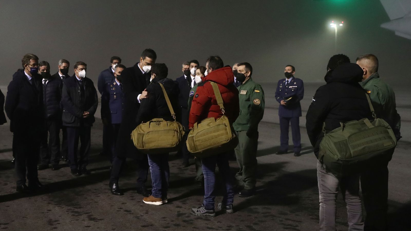 Pedro Sánchez rep en l'aeròdrom militar de Lavacolla als tres supervivents del naufragi