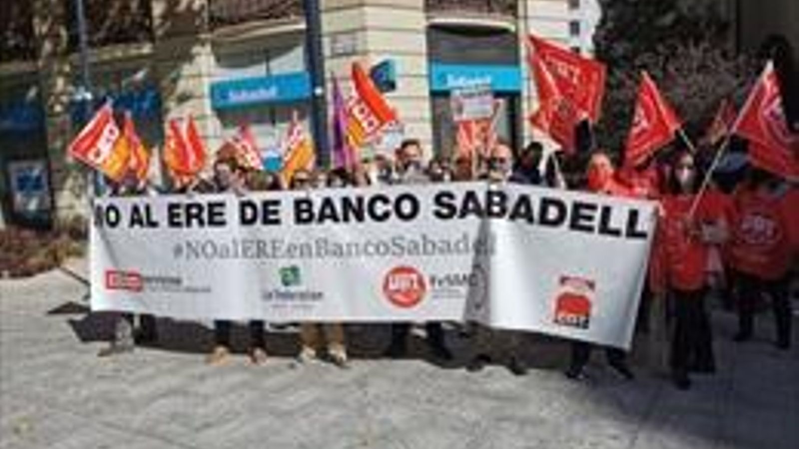 Concentració de treballadors i treballadores del Banc Sabadell durant la jornada de vaga contra l'ERTO del 6 d'octubre