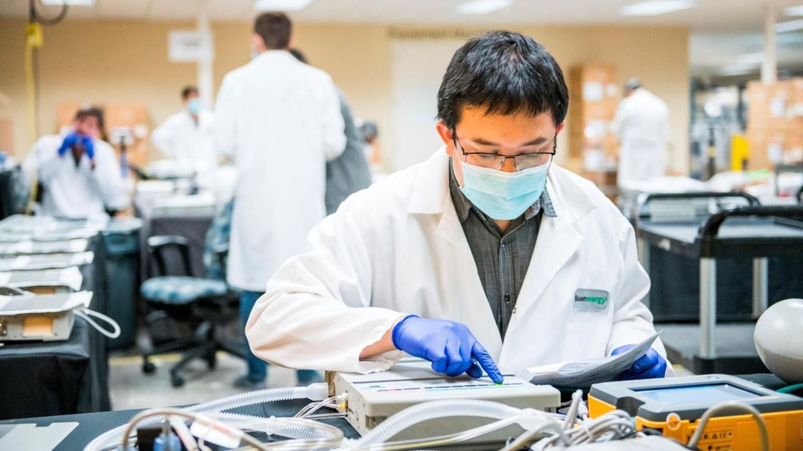 Personal d'una empresa dels Estats Units treballa en una estació de proves pulmonars per a ventiladors a Sunnyvale (Califòrnia)