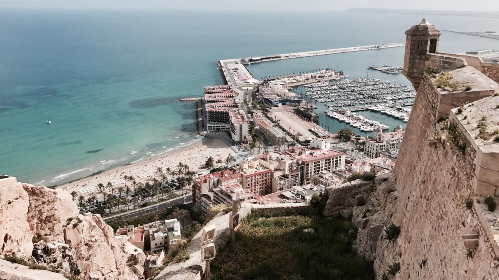 Vista des del Castell de Santa Bàrbara en la turística ciutat d'Alacant