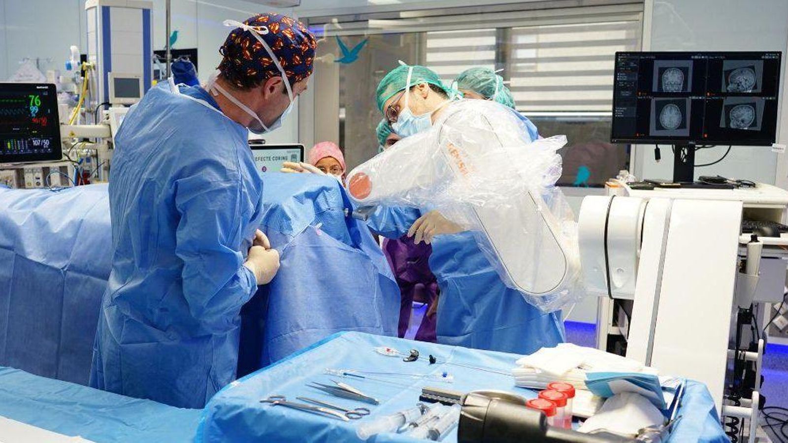 Un equip de sanitaris de l'hospital Sant Joan de Déu, d'Esplugues de Llobregat, durant una intervenció, en una imatge d'arxiu