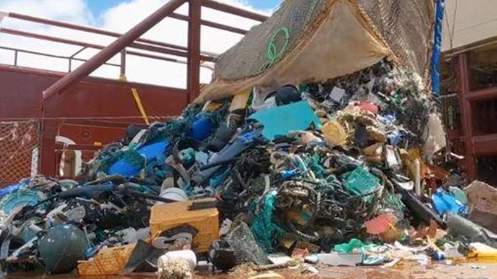 L'ONG ha arreplegat més d'11.000 quilograms de plàstic en una sola extracció