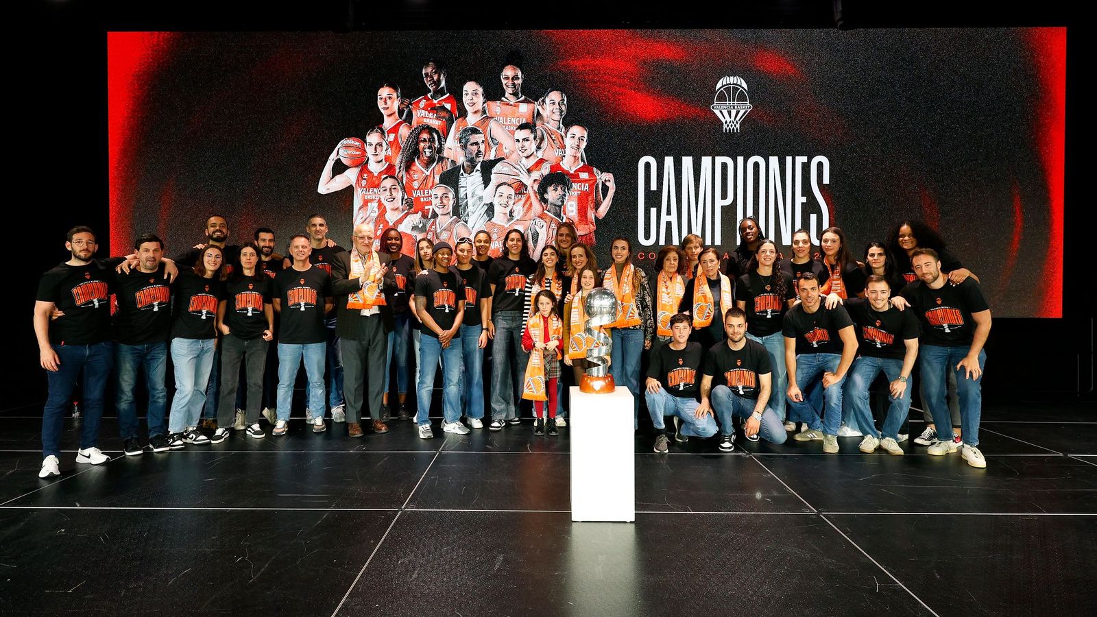 La plantilla i el cos tècnic del València Basket, amb el trofeu de la Copa de la Reina