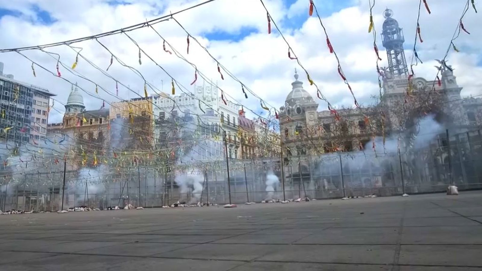 Imatge d'arxiu d'una mascletà a la plaça de l'Ajuntament