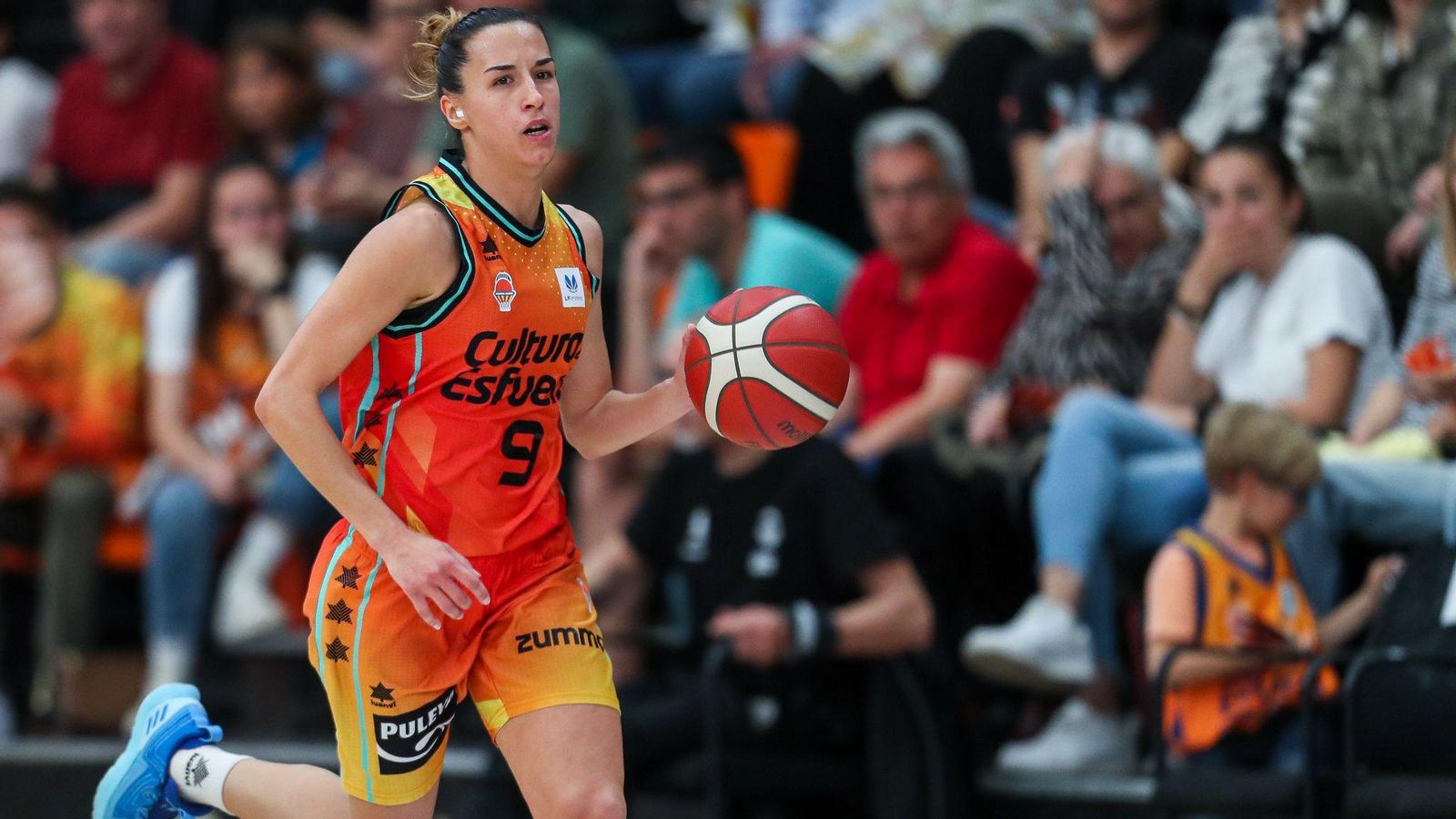 Queralt Casas, en una acció del partit