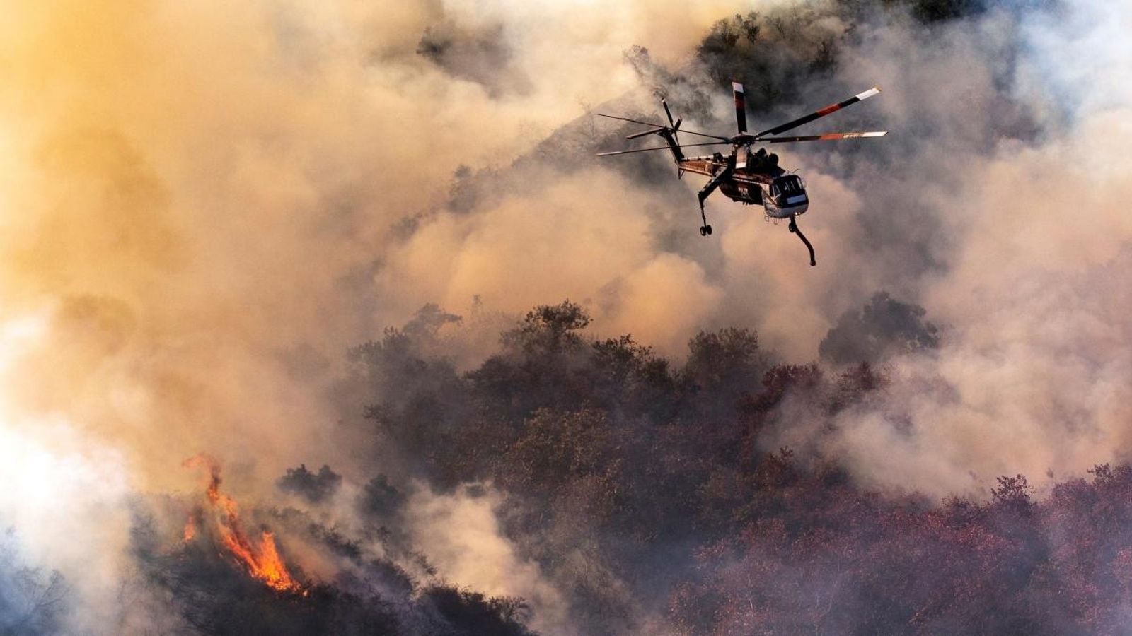 Un helicòpter treballa en l'extinció del foc