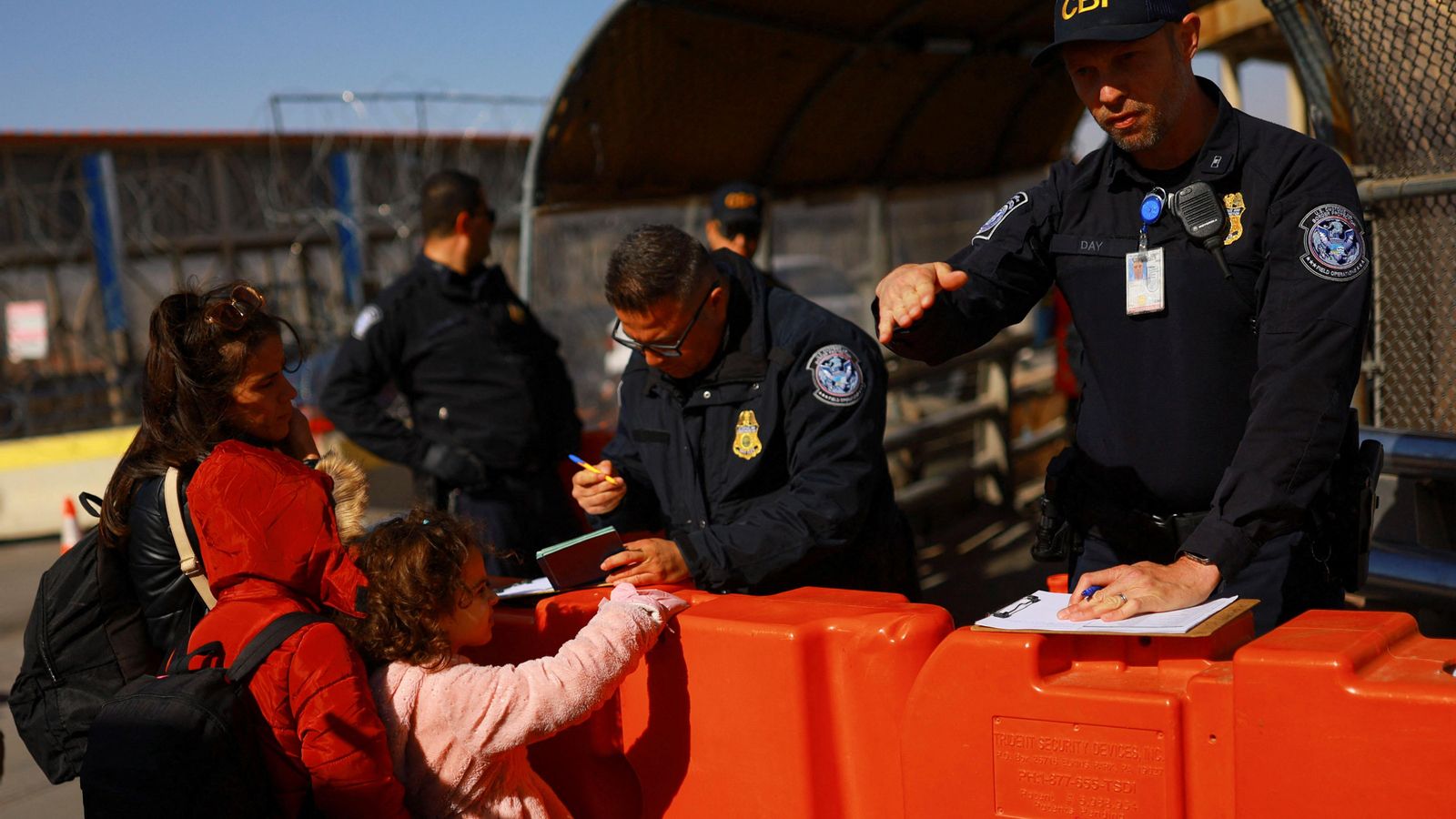Una mare i els seus fills demanen asil als Estats Units des de la ciutat mexicana fronterera de Ciudad Juárez