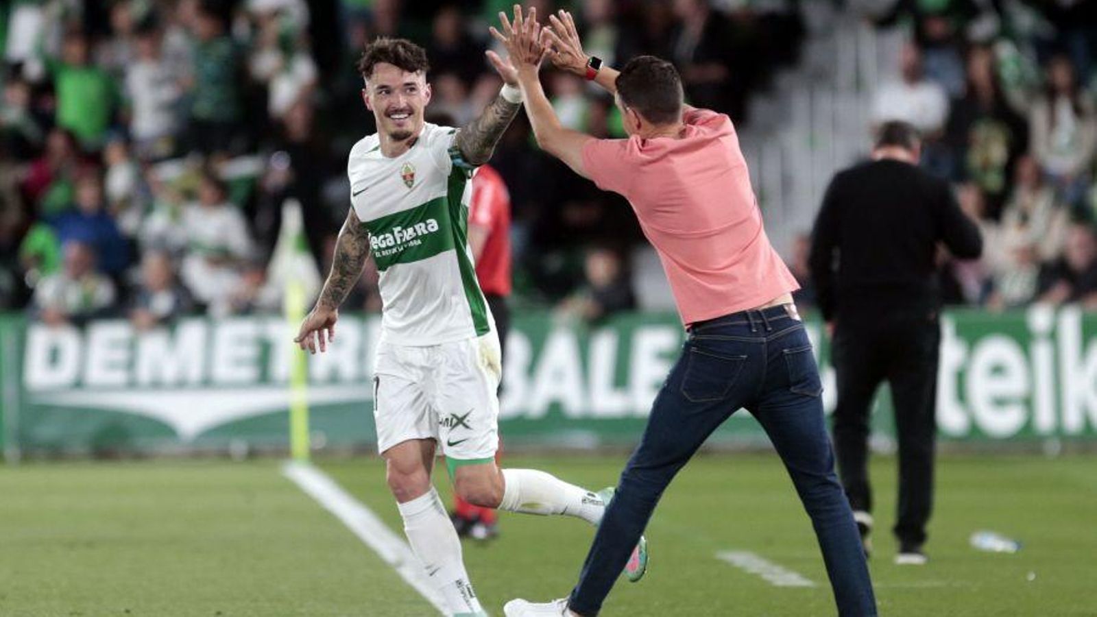 Josan celebra l'únic gol del partit amb un membre del cos tècnic de l'Elx
