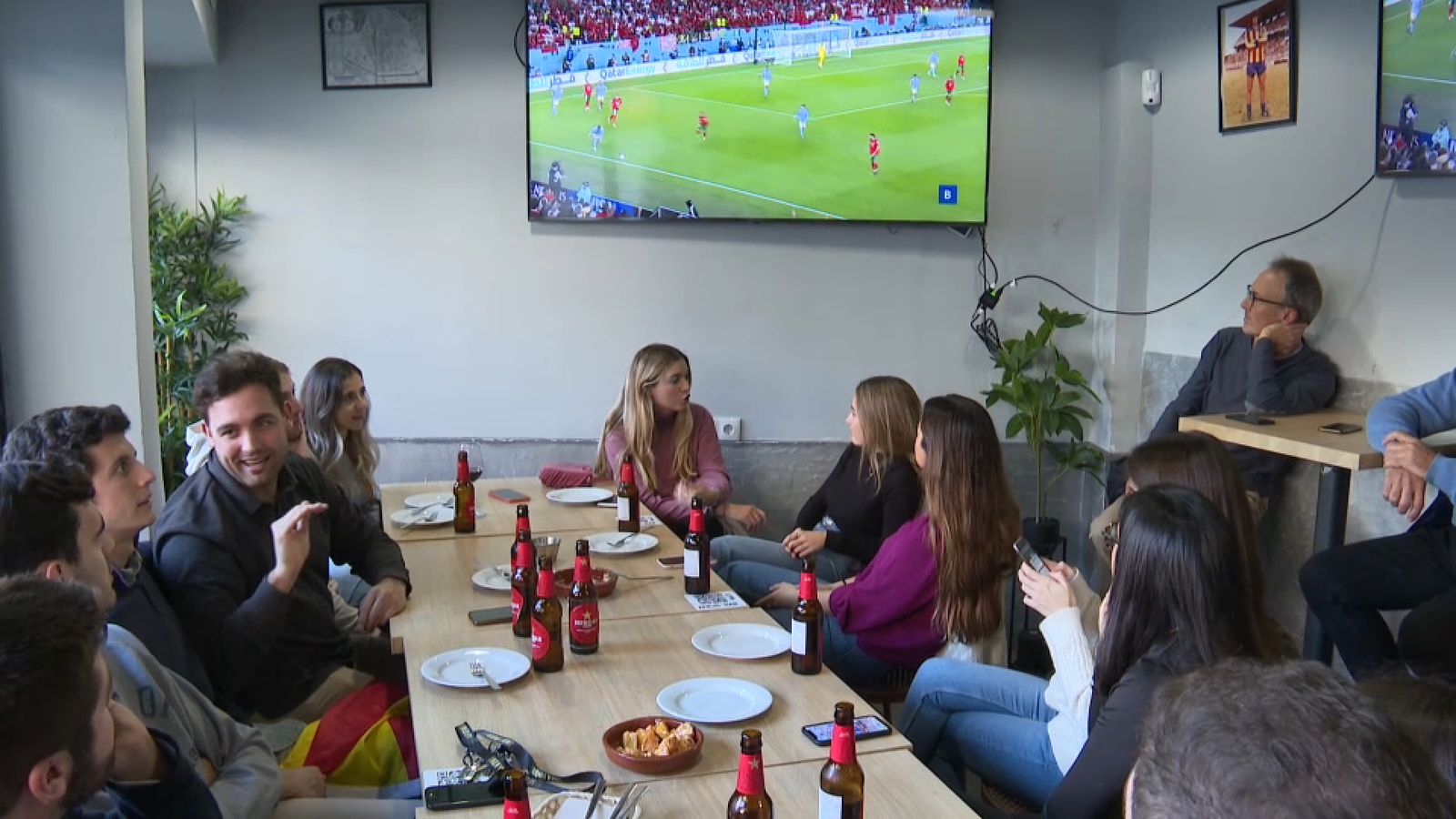 Diverses persones miren el futbol en un bar