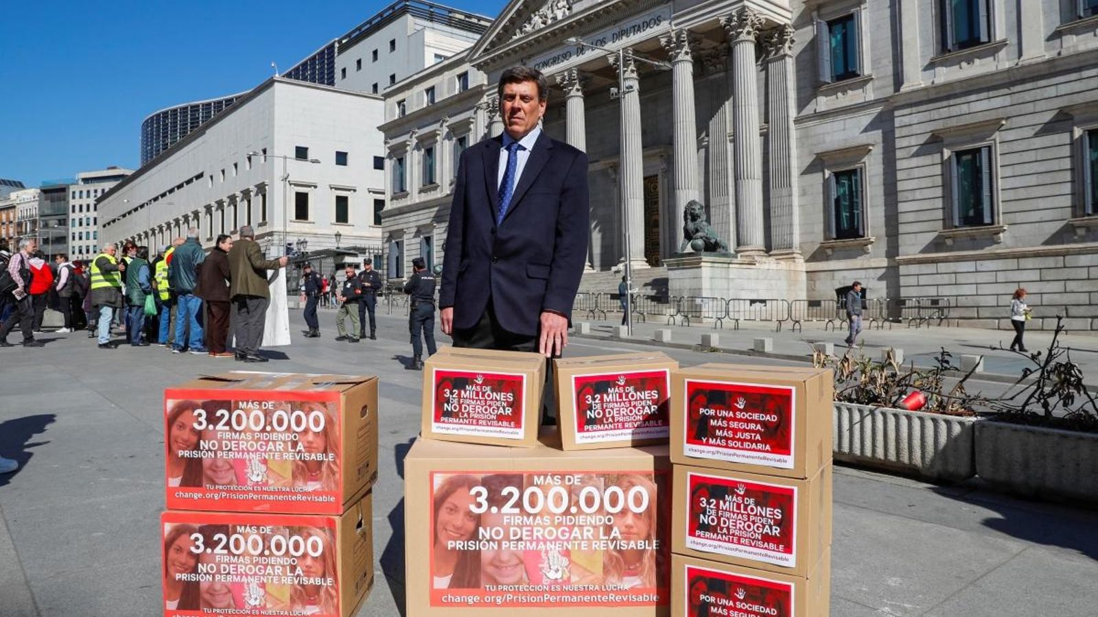 Juan Carlos Quer ha presentat al Congrés 3.200.000 signatures en contra de la derogació de la presó permanent revisable