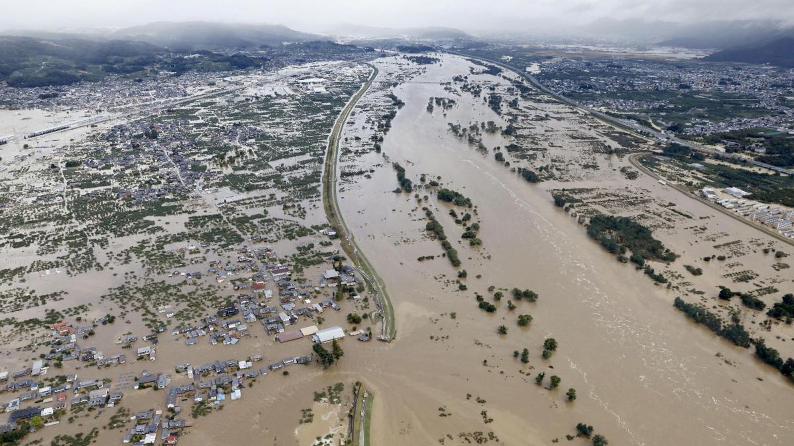 Imatge aèria d'una àrea residencial de Chikuma, totalment negada d'aigua