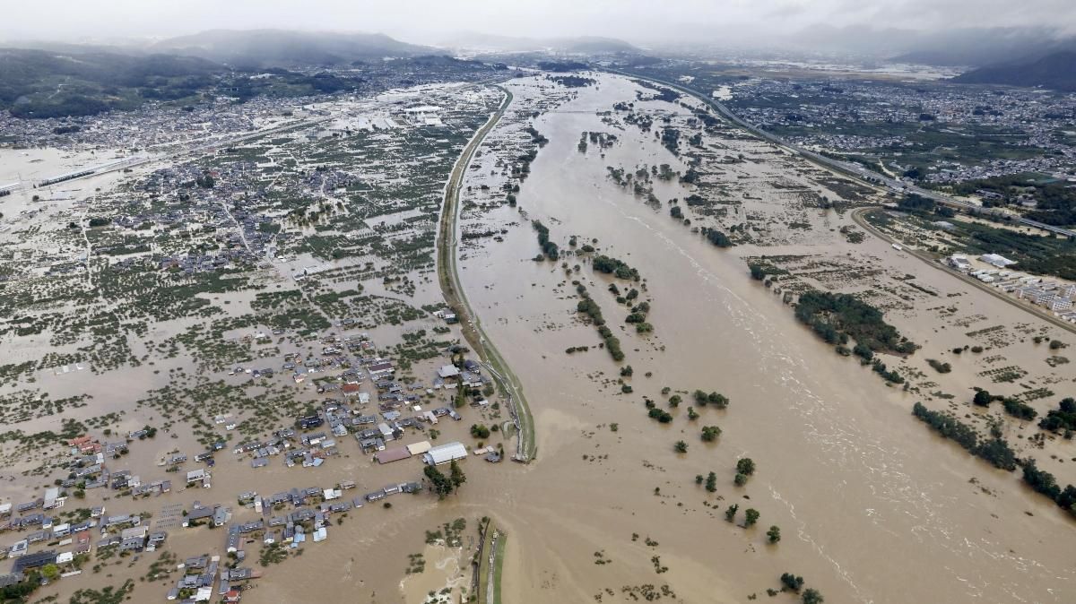 Imatge aèria d'una àrea residencial de Chikuma, totalment negada d'aigua Imatge aèria d'una àrea residencial de Chikuma, totalment negada d'aigua
