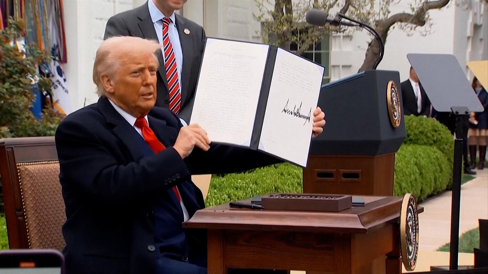 Fem zoom en els sis mesos de Donald Trump