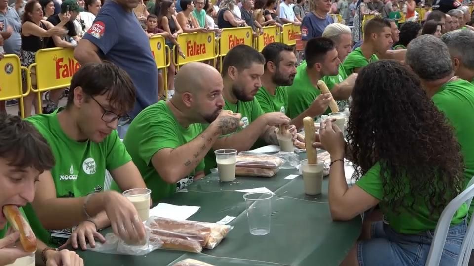 Valentín Ferrer revalida el títol de guanyador de la Fira de Xàtiva engolint 76 fartons en 37 minuts Valentín Ferrer revalida el títol de guanyador de la Fira de Xàtiva engolint 76 fartons en 37 minuts