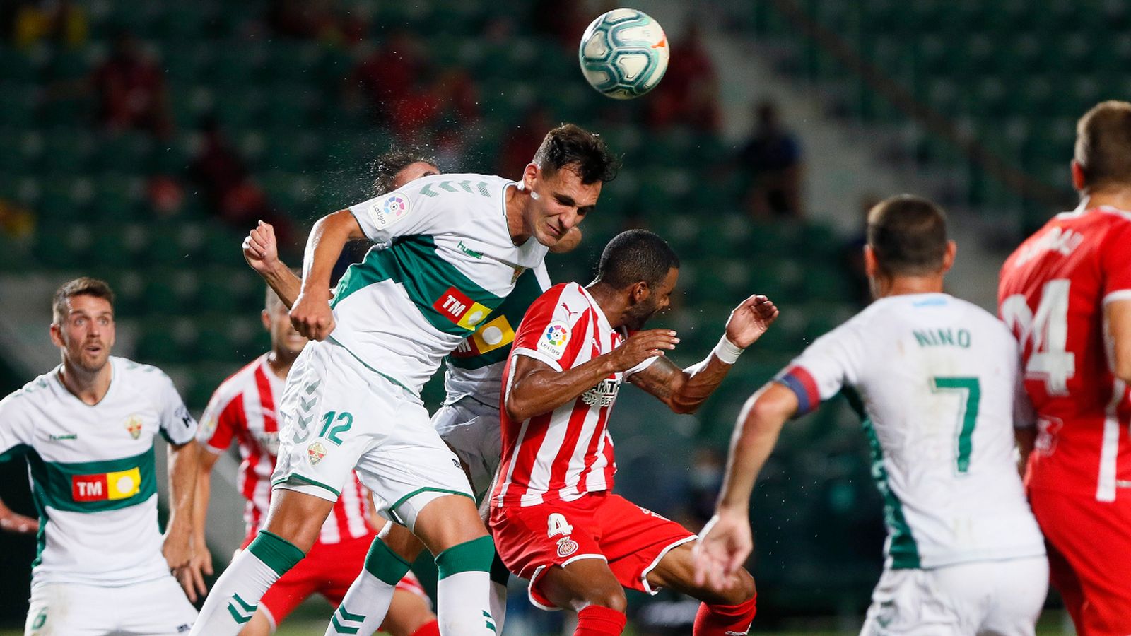 Dani Calvo lluita amb Ramalho per un baló