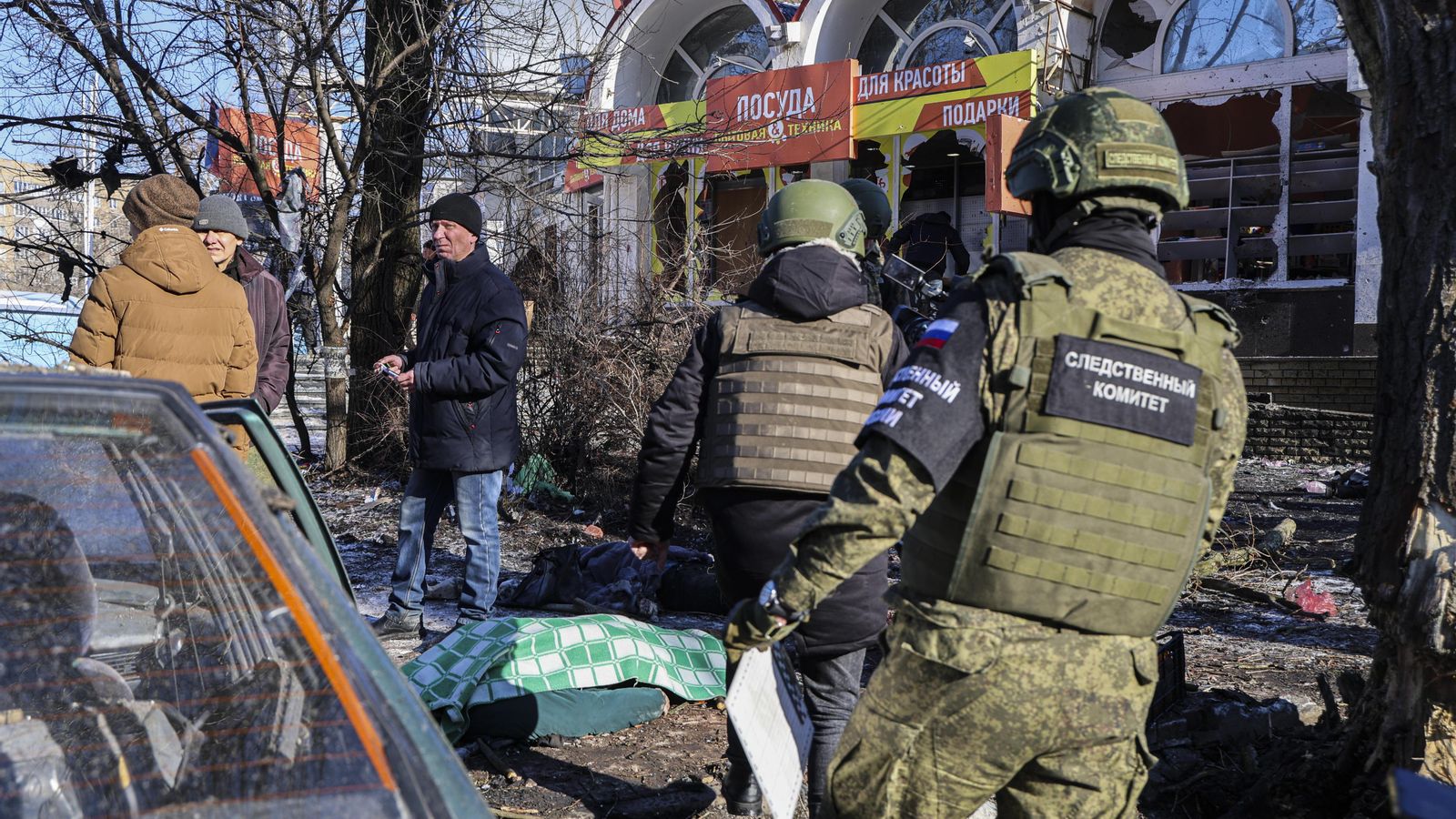 Un funcionari rus examina els cossos de les víctimes del bombardeig del mercat d'aliments a Donetsk, a l'est d'Ucraïna, el 21 de gener Un funcionari rus examina els cossos de les víctimes del bombardeig del mercat d'aliments a Donetsk, a l'est d'Ucraïna, el 21 de gener
