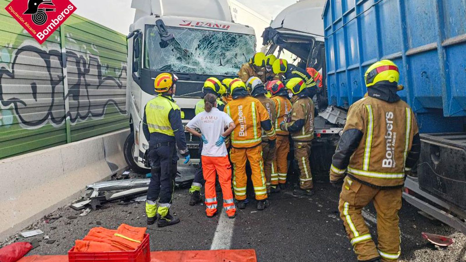 Portada: Els bombers treballen en el lloc del greu accident múltiple ocorregut a l'AP-7