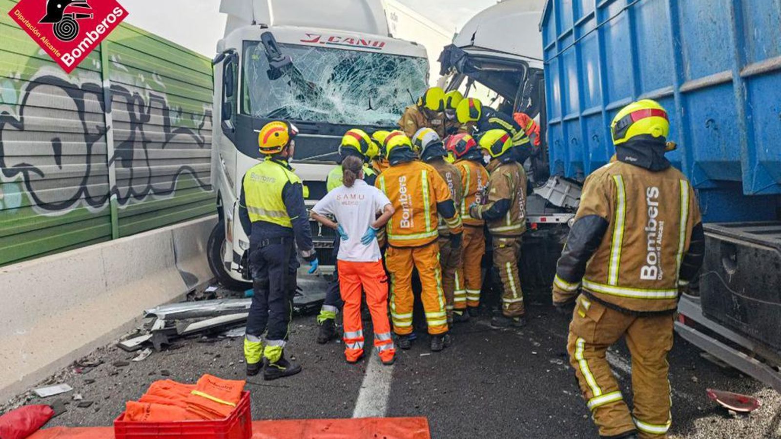 Portada: Els bombers treballen en el lloc del greu accident múltiple ocorregut a l'AP-7