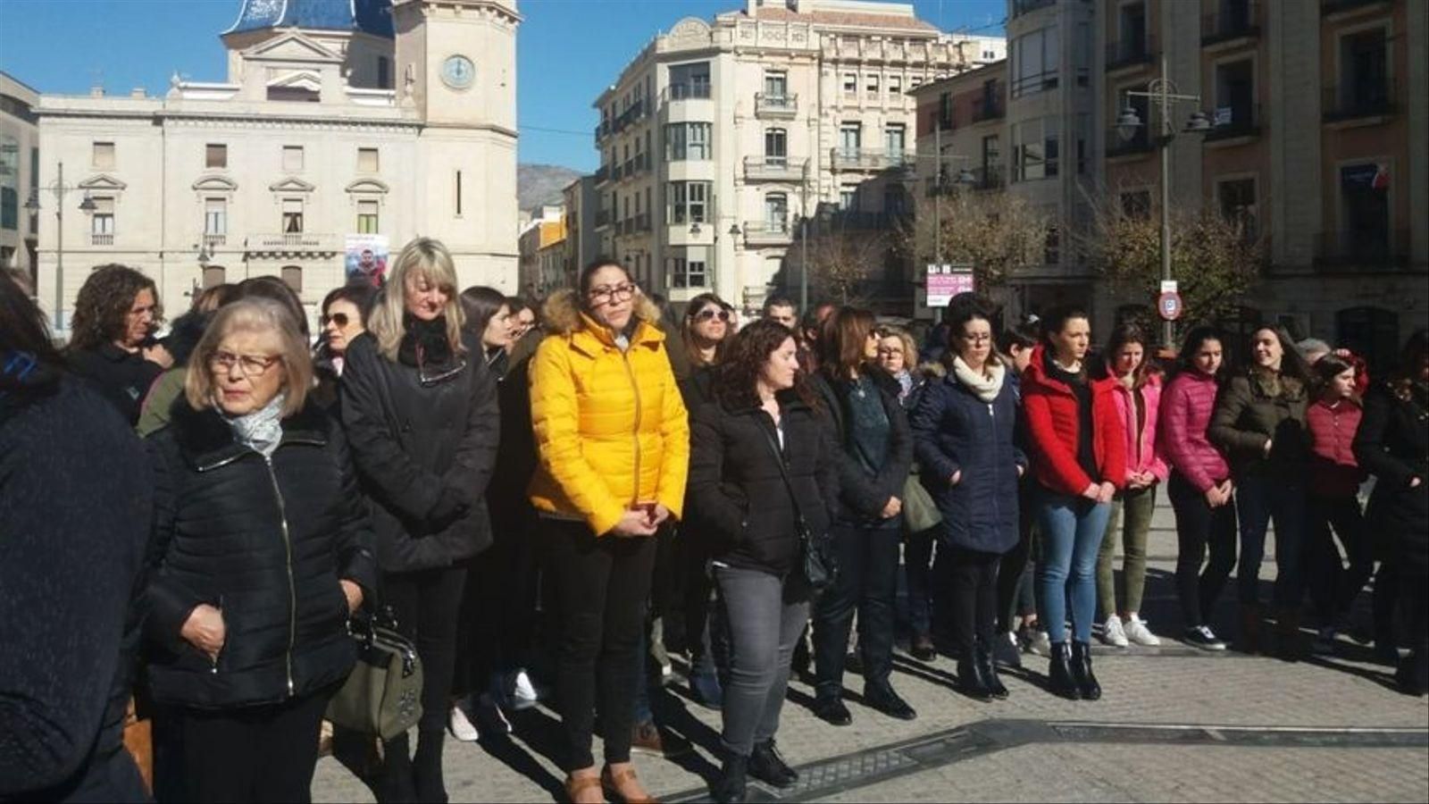 Concentració davant l'Ajuntament d'Alcoi contra aquest assassinat masclista, en una imatge d'arxiu Concentració davant l'Ajuntament d'Alcoi contra aquest assassinat masclista, en una imatge d'arxiu