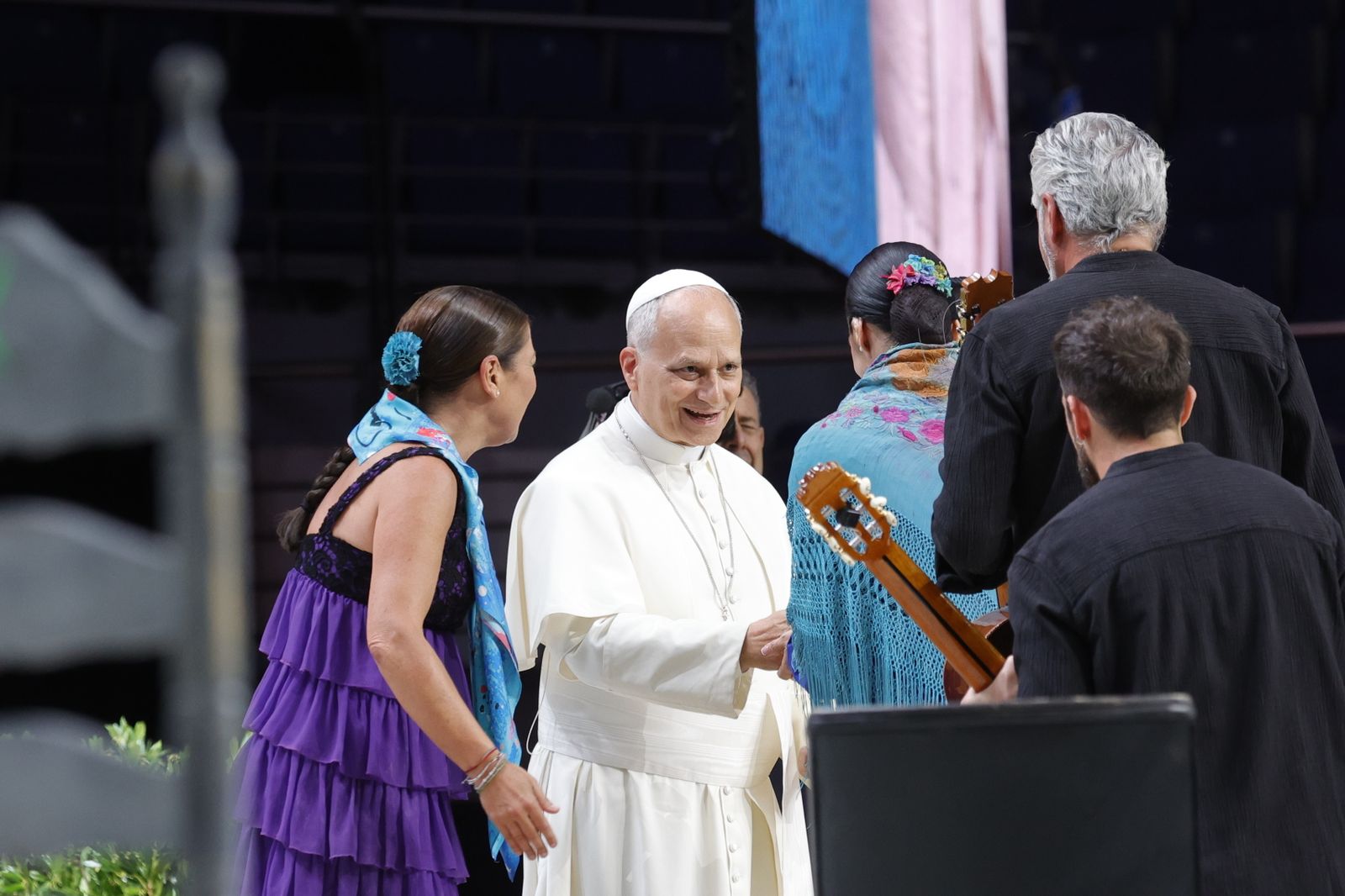El papa Lleó XIV saluda la bailaora Sara Baras i el seu equip de ball.