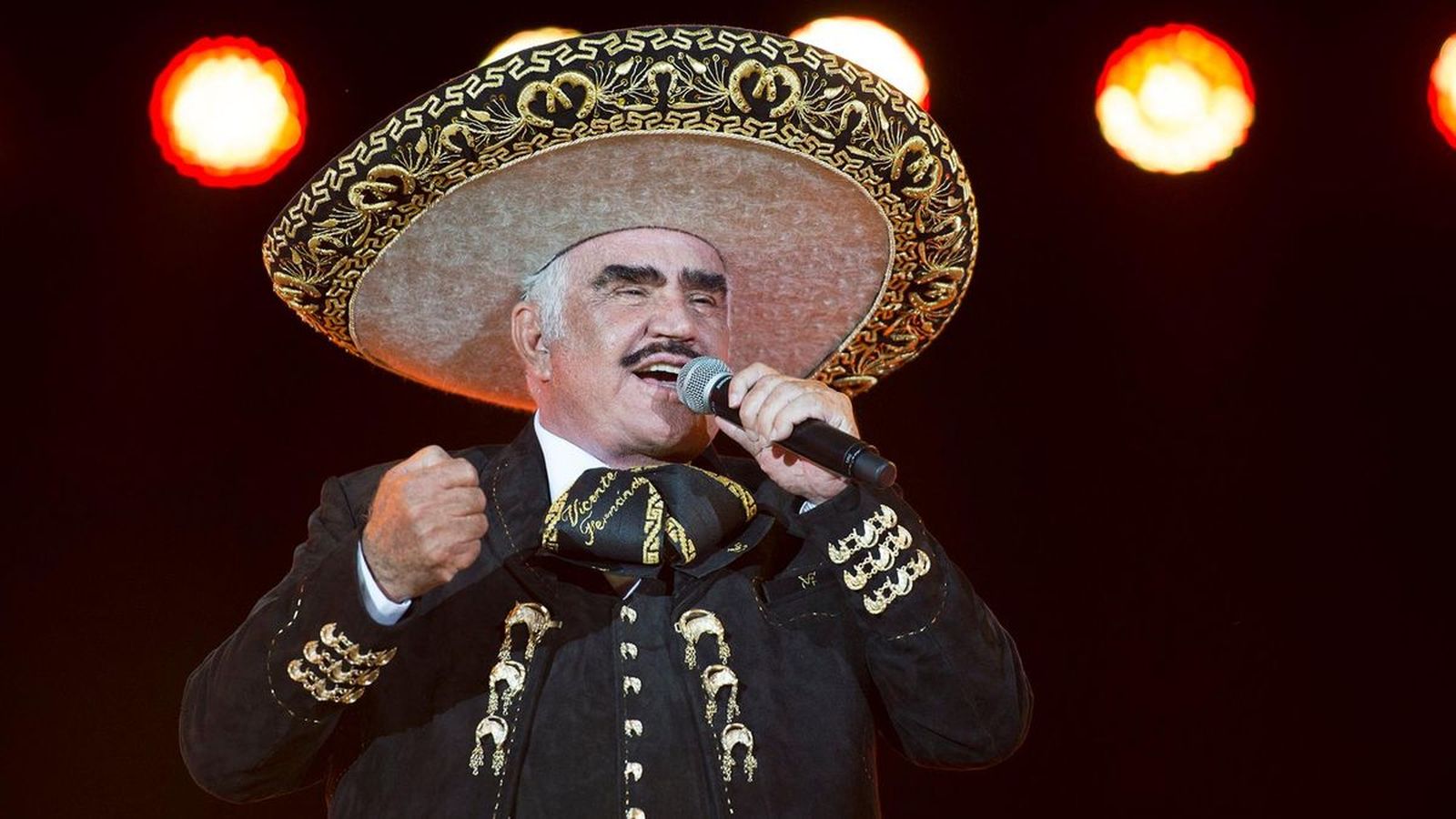 Vicente Fernández durant un concert el 16 d'abril de 2016, en l'estadi Asteca a Ciutat de Mèxic (Mèxic)