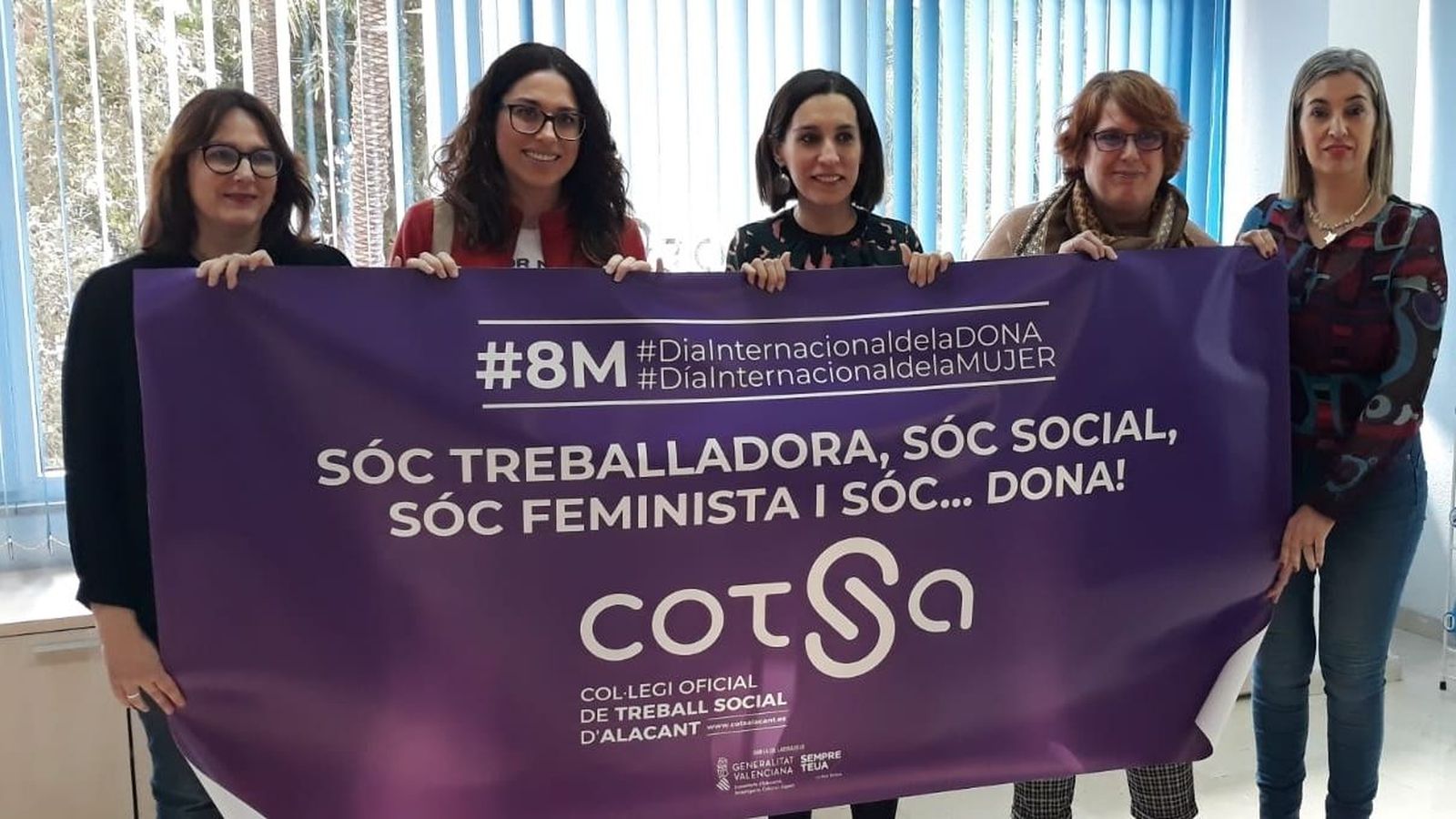 Aitana Mas, després de reunir-se amb representants del Col·legi Oficial de Treball Social d'Alacant