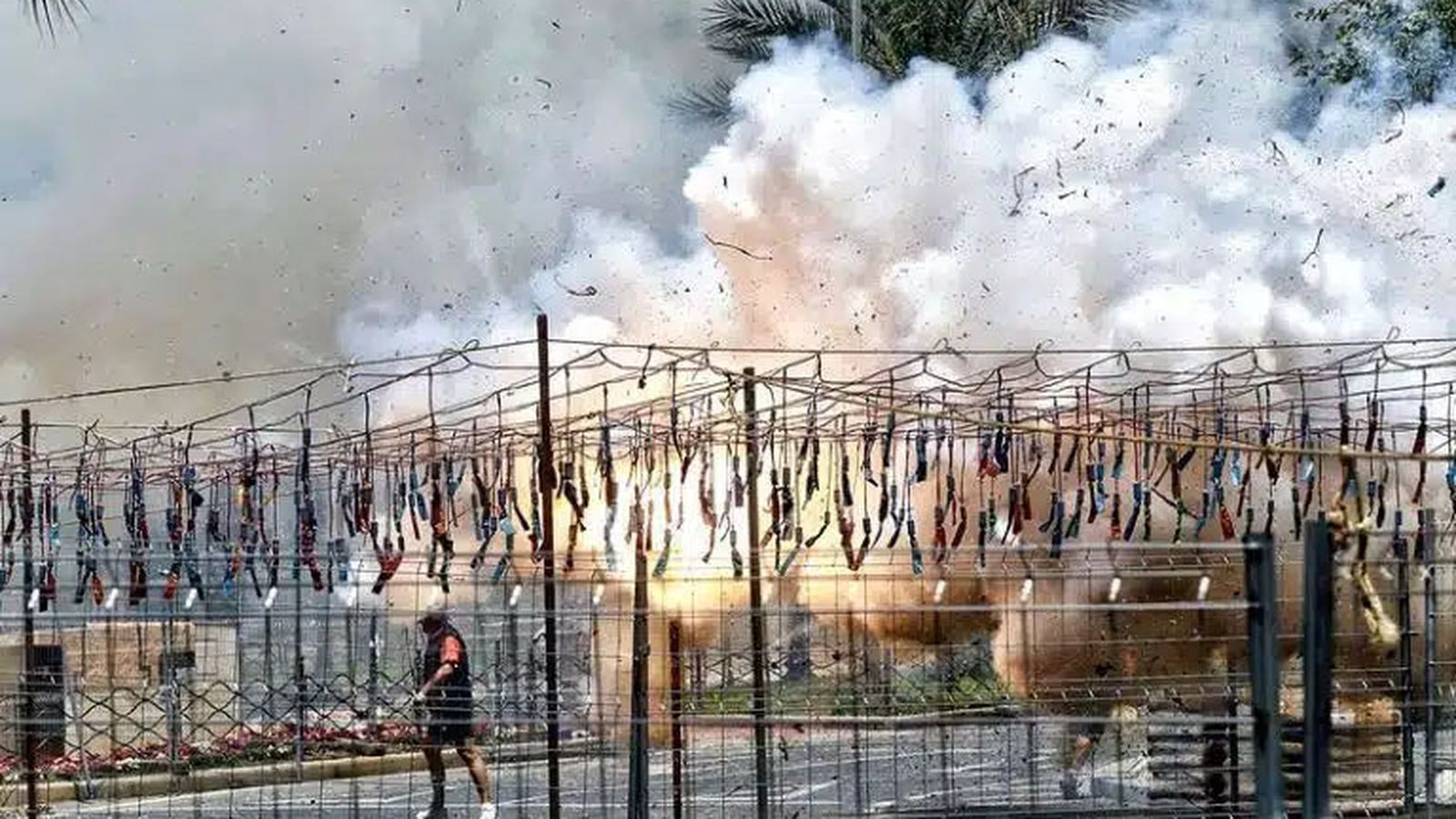 Imatge d'arxiu d'una mascletà en la plaça dels Estels, a Alacant