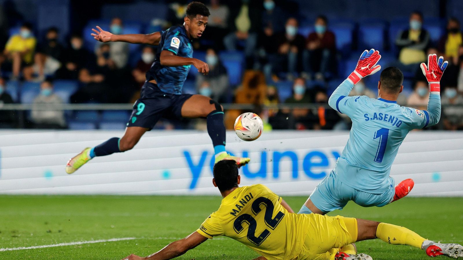 El 'Choco' Lozano remata a porteria